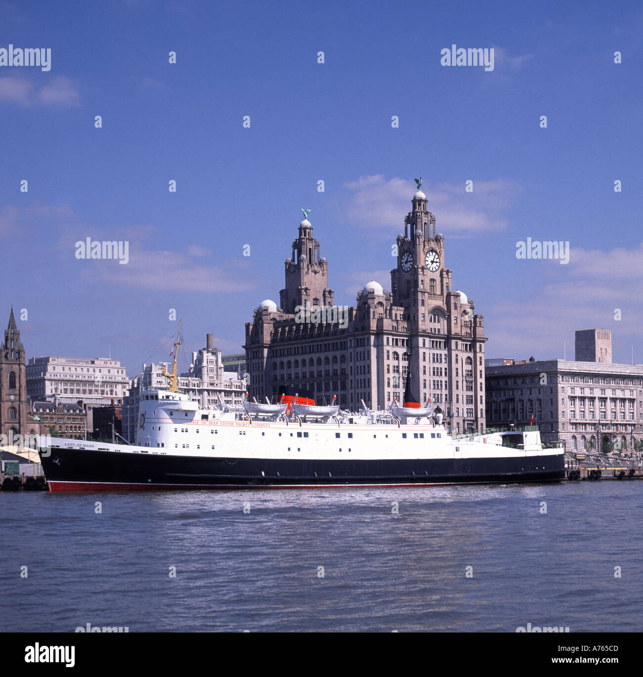 Città di Liverpool Merseyside River Mersey Waterfront attraccata Isola di Man traghetto Lady of Mann archivio storico edificio del fegato oltre l'Inghilterra Regno Unito Foto Stock