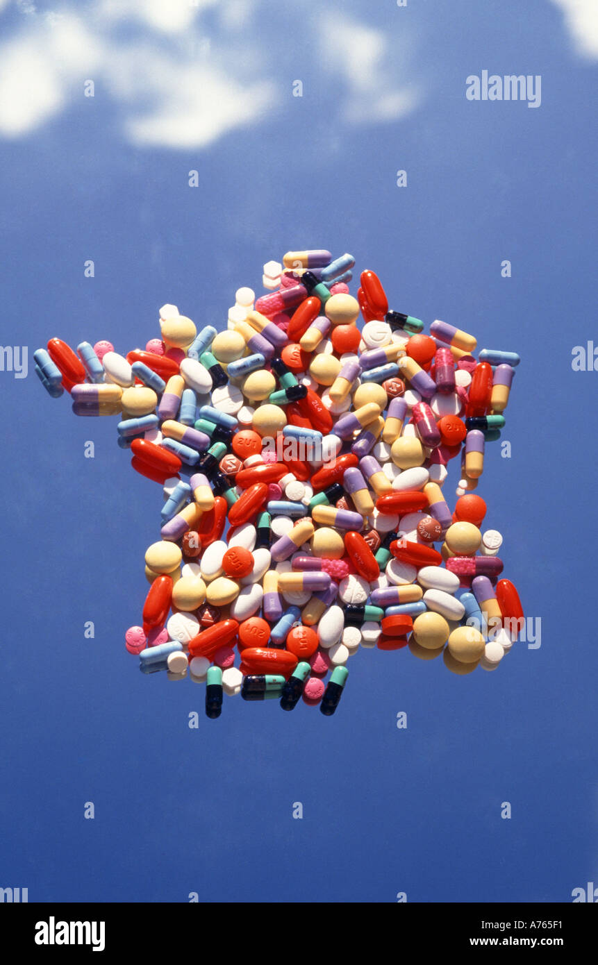 STILL Life Concept è un'immagine speculare di pillole e compresse, presentata come mappa francese che illustra il grande mercato della vendita di farmaci in Francia e nell'UE Foto Stock