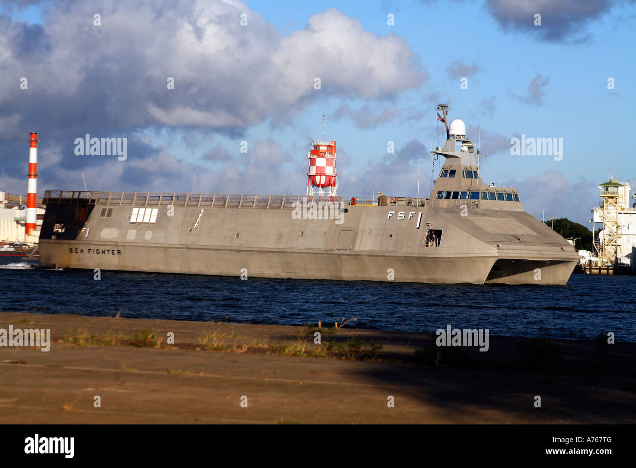 Mare Fighter, FSF-1, Superficie litorale Craft transita al di fuori del porto di perla canale fino al mare passando vicino da parte di Ford Island. Foto Stock