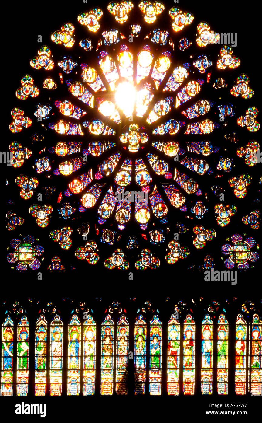 Circolare in vetro colorato presso la cattedrale di Notre Dame a Parigi Francia. Foto Stock