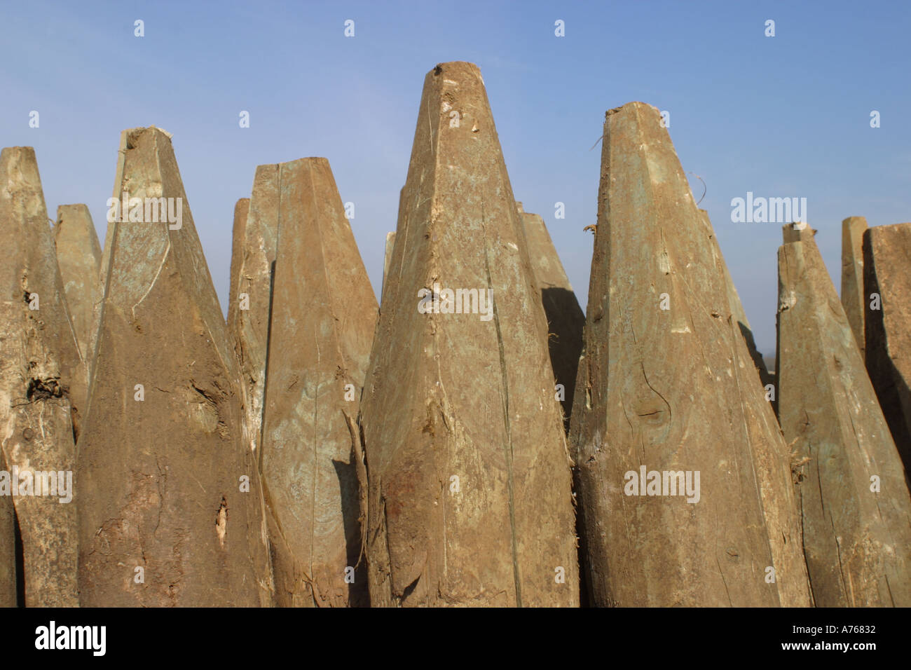 Staccionata in legno picchetti impilati pronti per l'uso Foto Stock