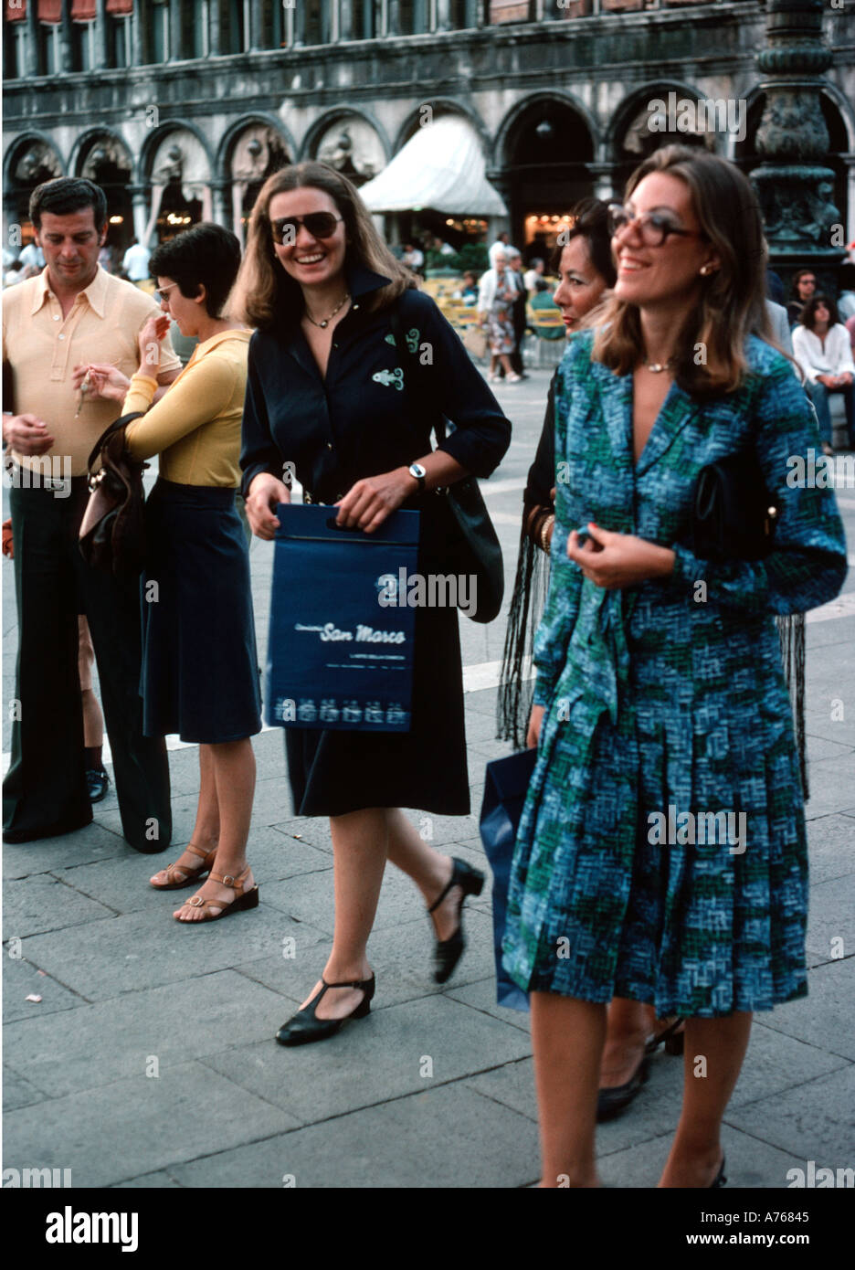 Due donne a Venezia negli anni settanta Foto Stock