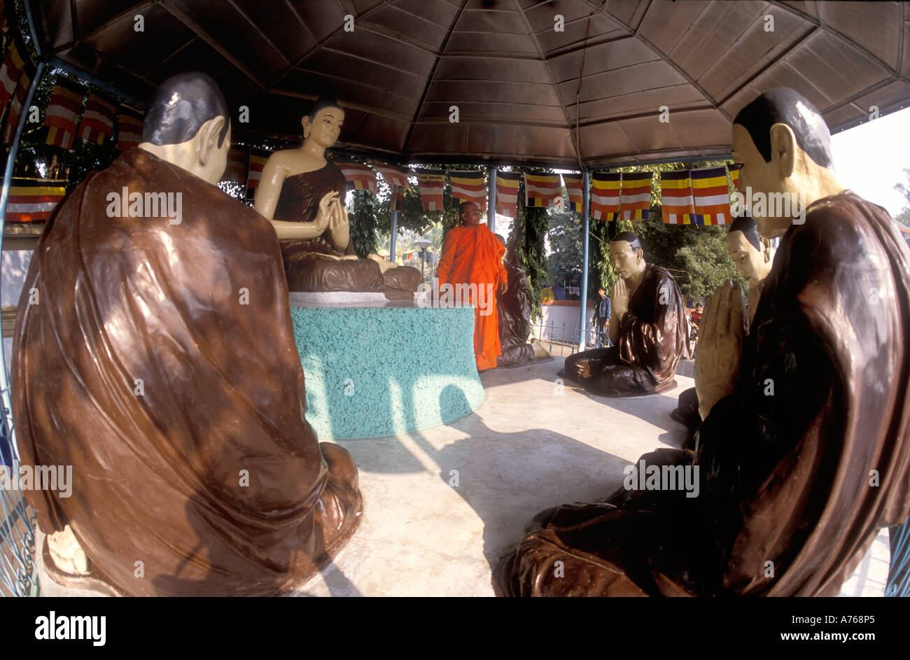 Moderno santuario per commemorare il Buddha s primo sermone al parco dei cervi Sarnath India Foto Stock