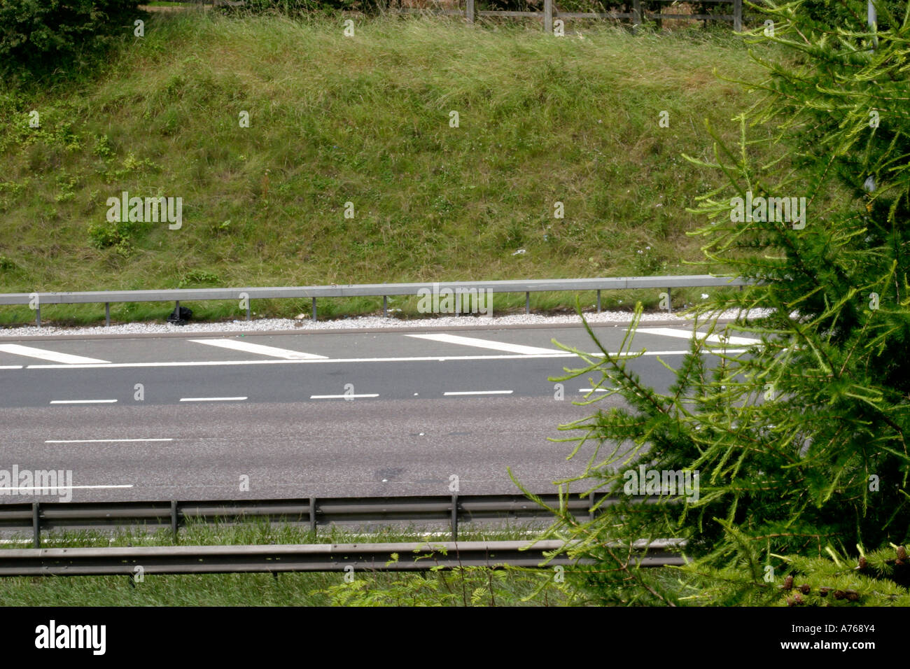 Autostrada M62 Yorkshire vista dal ponte sulla carreggiata carreggiata barriere vuota e freccette visibile Foto Stock