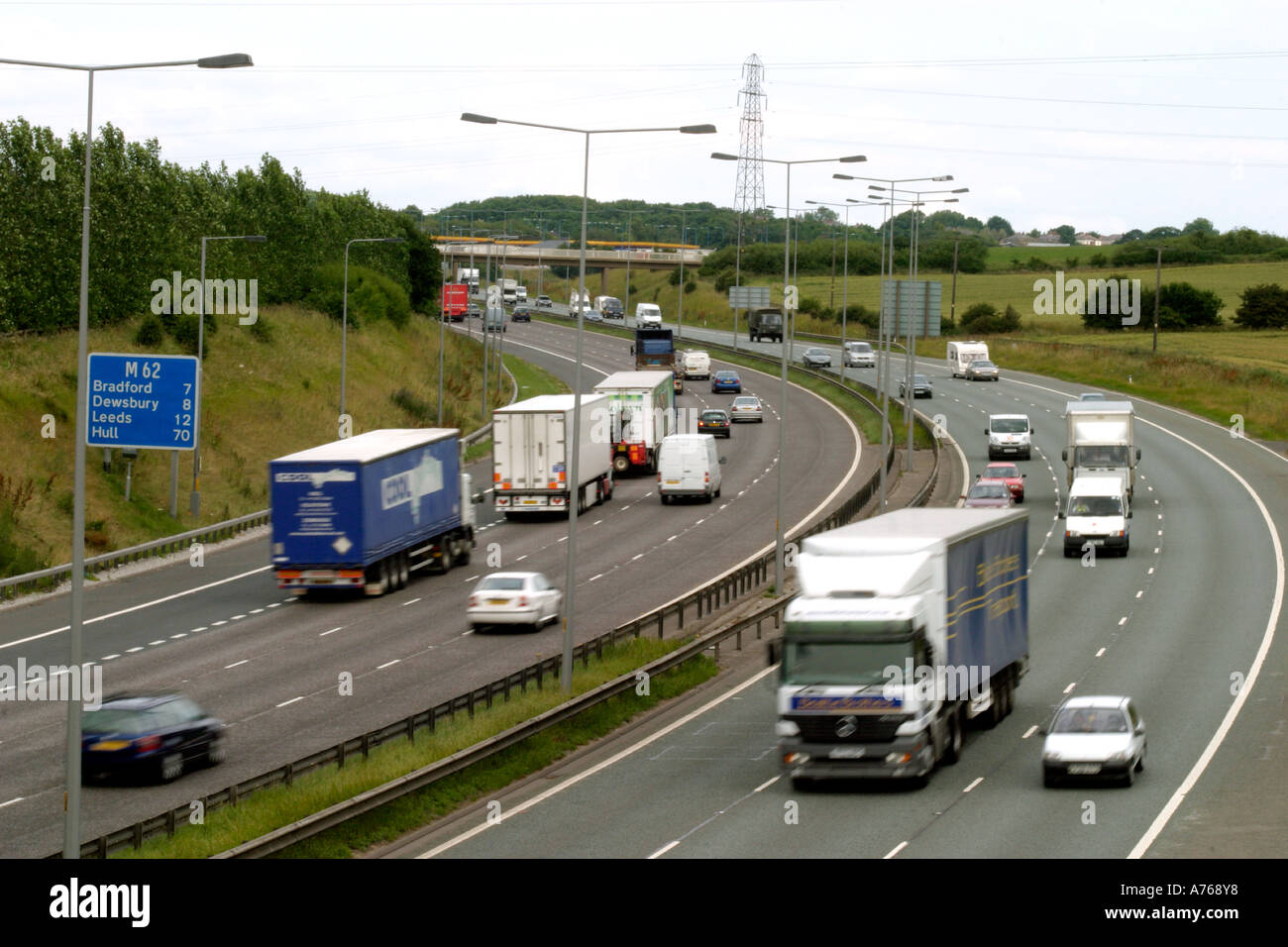 Autostrada M62 Yorkshire vista dal ponte verso Hartshead Moor Servizi moderato volume di traffico Foto Stock