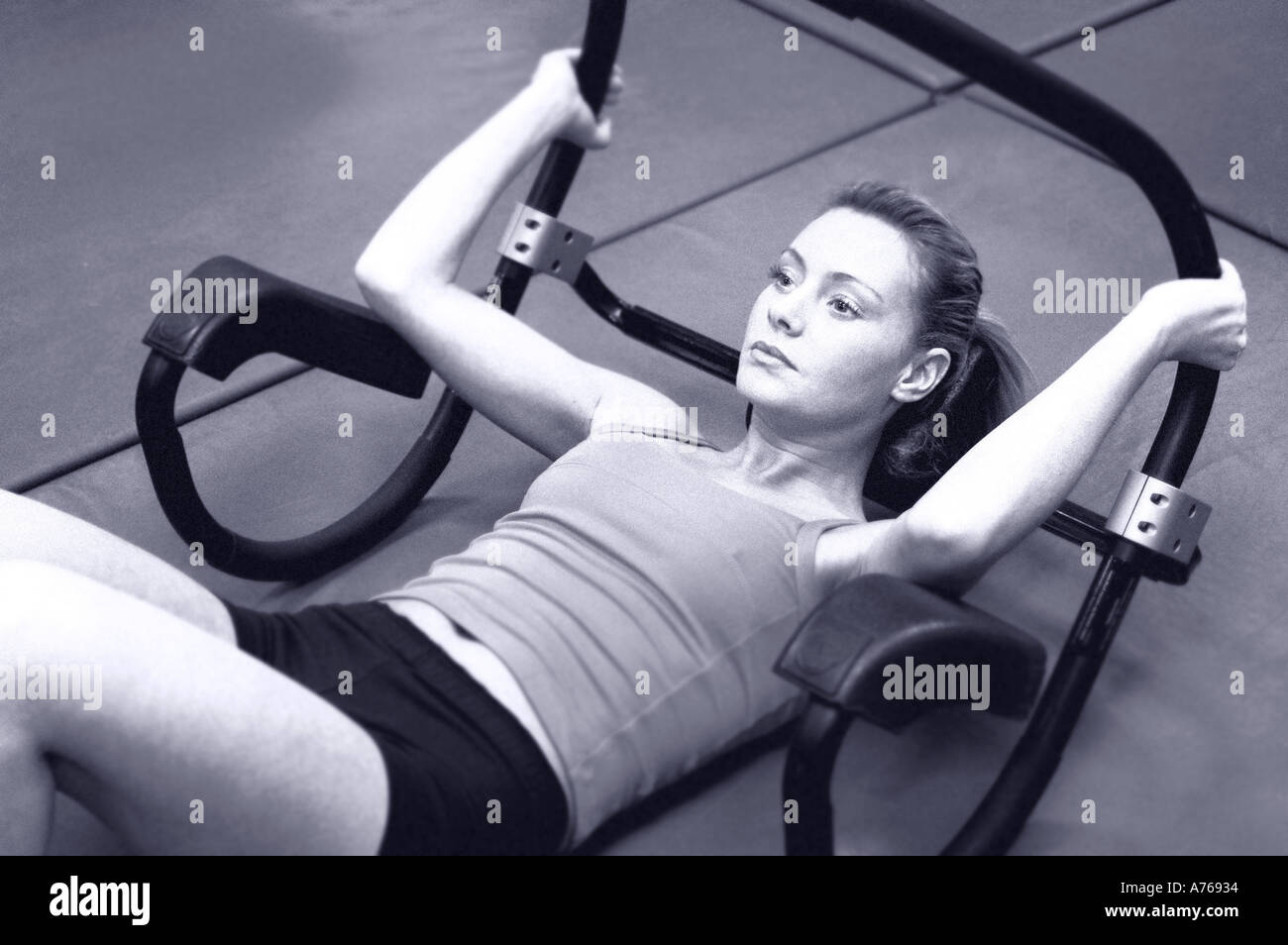 Ragazza facendo stomaco scricchiola Foto Stock