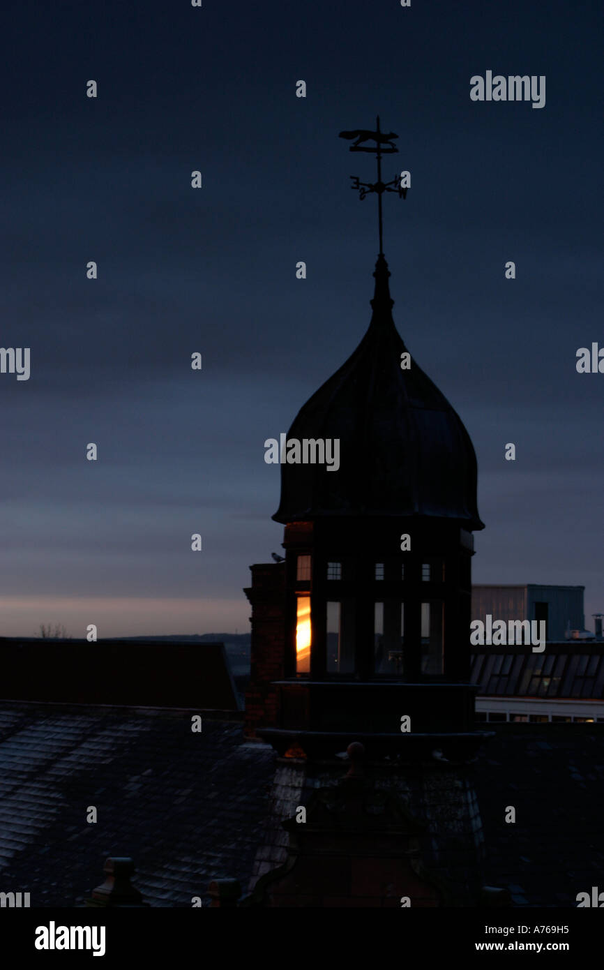 La torre e la cupola del ristorante Walskis Wakefield stagliano contro la mattina presto sky Foto Stock
