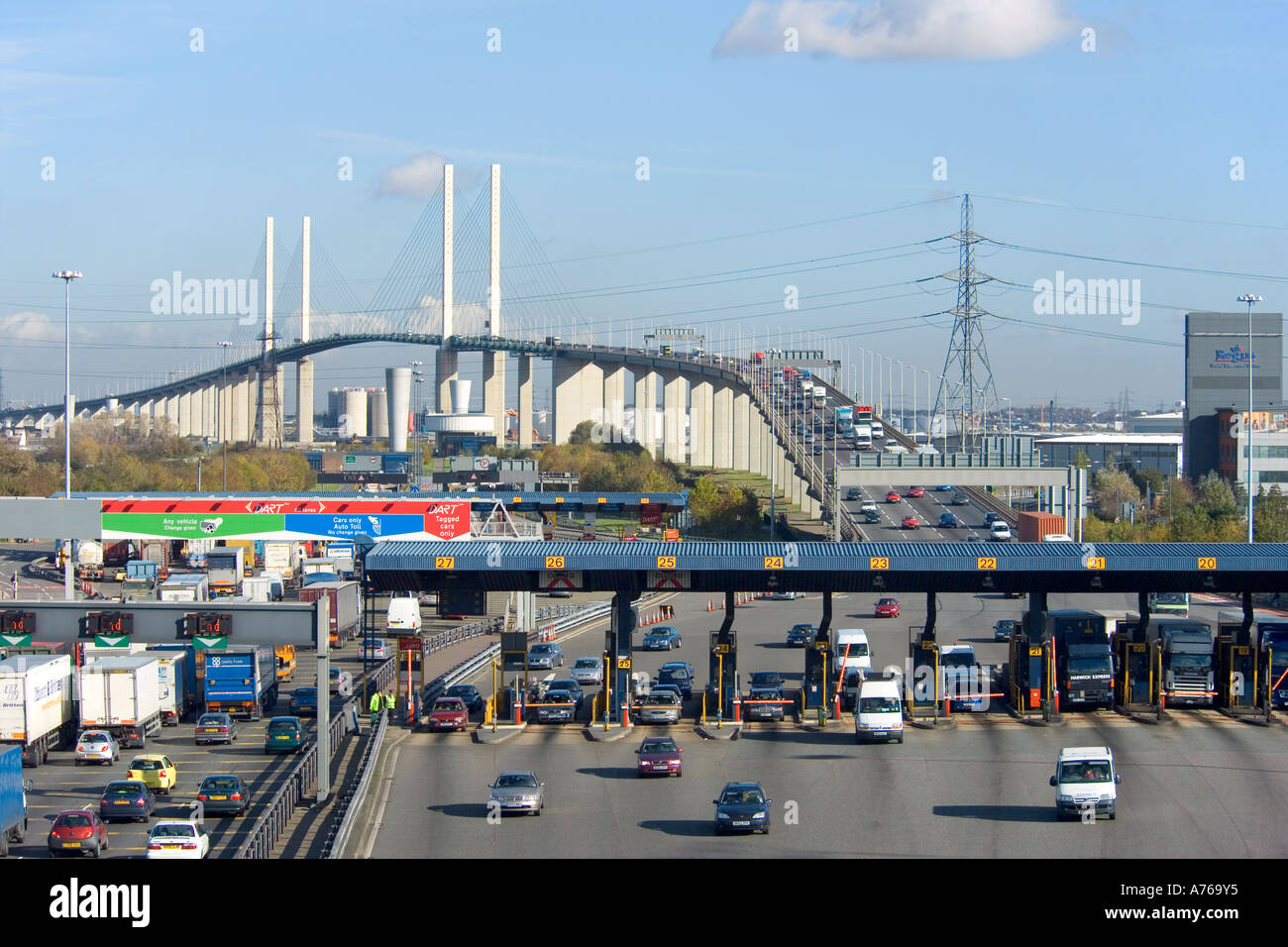 Una compressa di vista prospettica del traffico in entrata e in uscita i pedaggi del QE2 ponte sull'autostrada M25,. Foto Stock