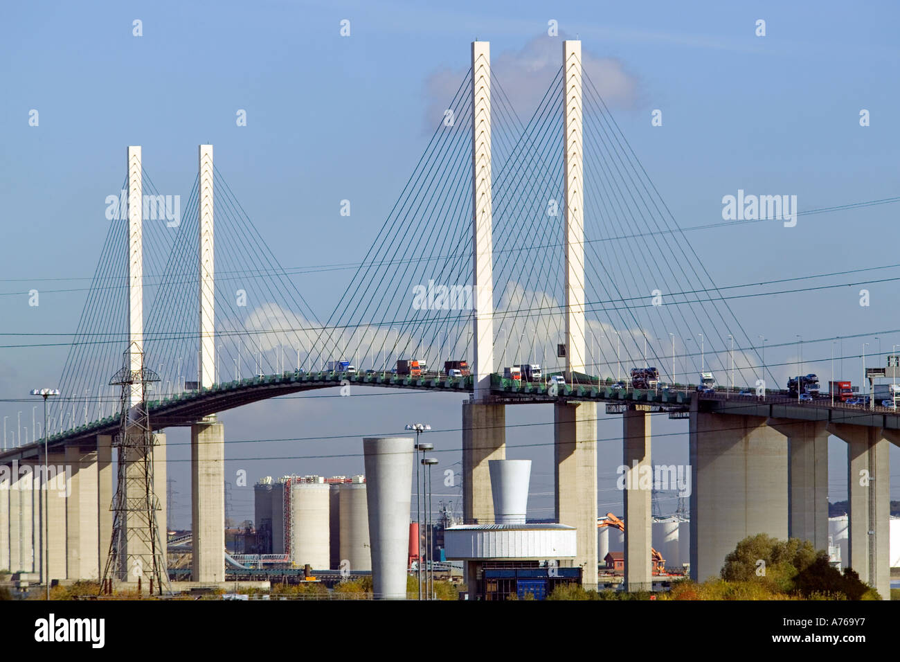 Una compressa di vista prospettica del traffico sul QE2 bridge in una giornata di sole. Foto Stock