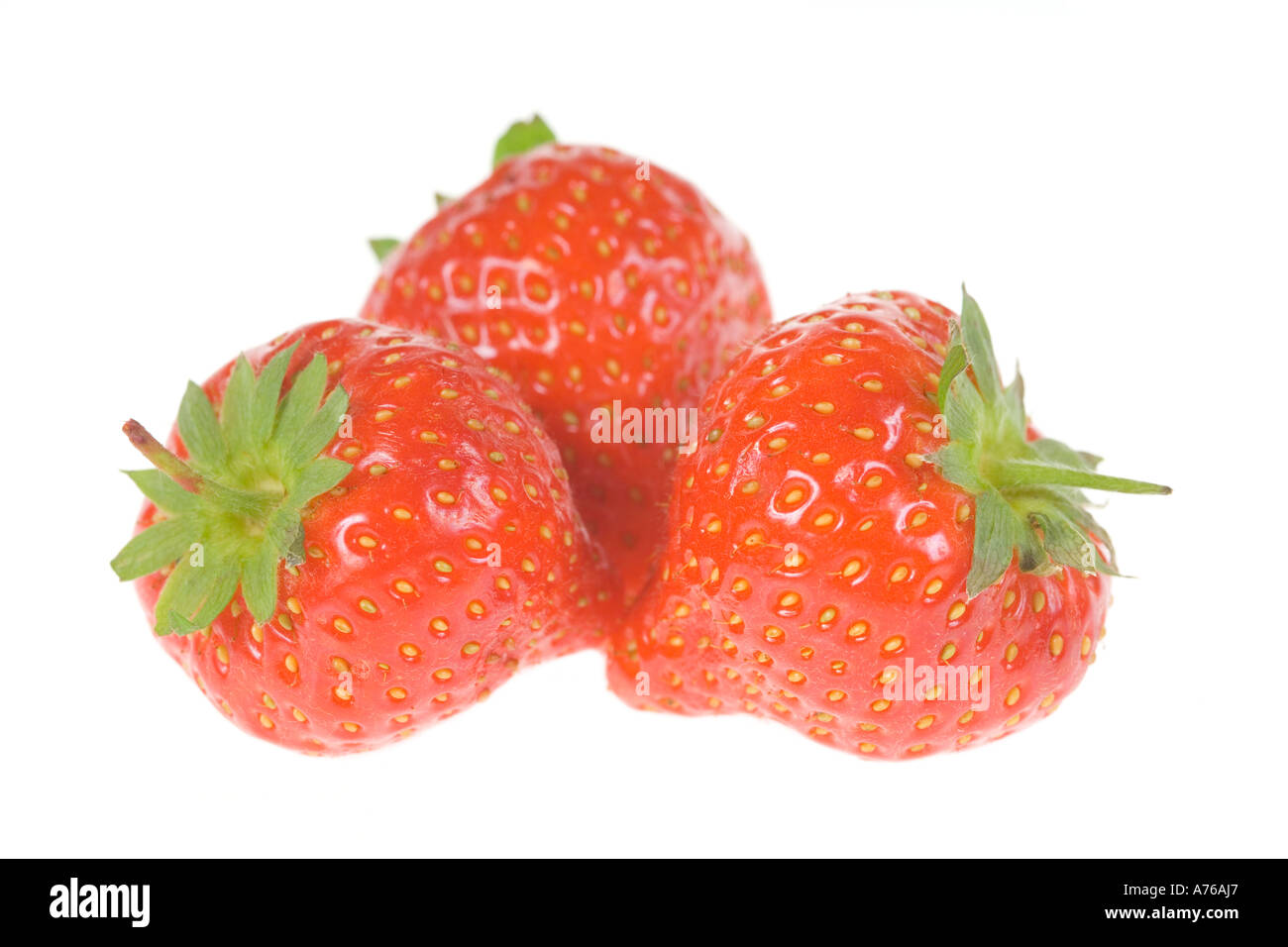 Tre intero Fragole rosso su bianco puro sfondo. Foto Stock