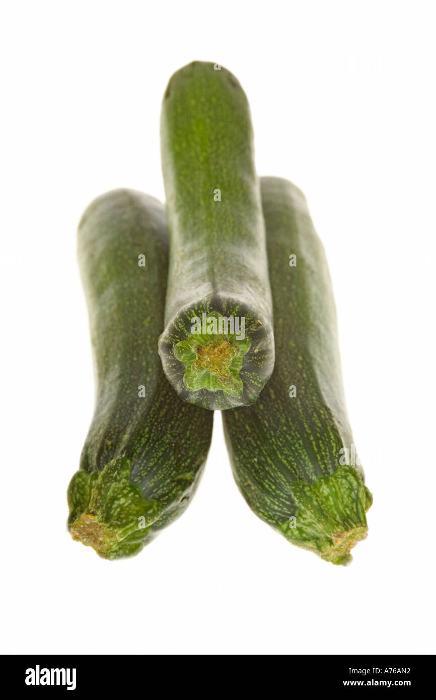 Tre le zucchine aka zuccini su un puro sfondo bianco. Foto Stock