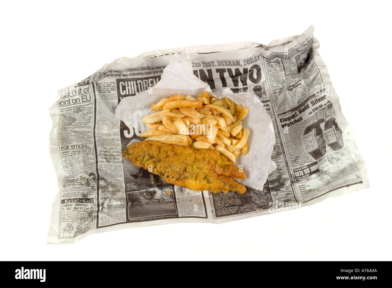 Il tradizionale pesce e patatine avvolti in un giornale su un puro sfondo bianco. Foto Stock
