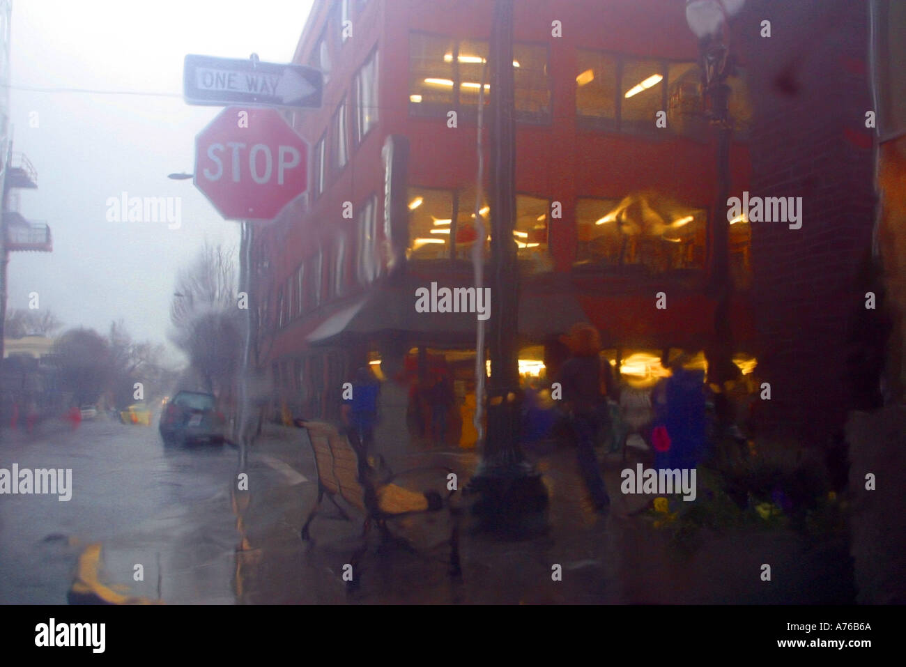 Finestra piovosa guardando a Powell s Bookstore in Portland Oregon Foto Stock