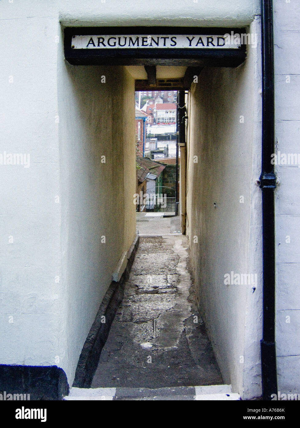 L'insegna di Artments Yard su uno stretto vicolo tra due edifici in Church Street a Whitby, North Yorkshire. REGNO UNITO Foto Stock