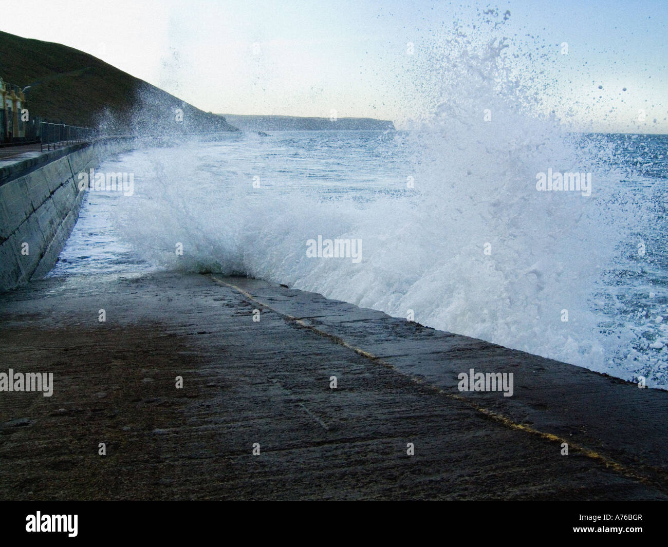 Onde che si infrangono sul lungomare di Whitby North Yorkshire, Regno Unito Foto Stock