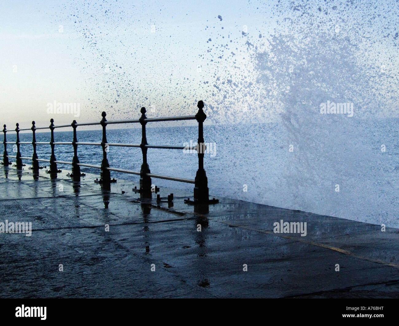 Onde che si infrangono sul lungomare di Whitby North Yorkshire, Regno Unito Foto Stock