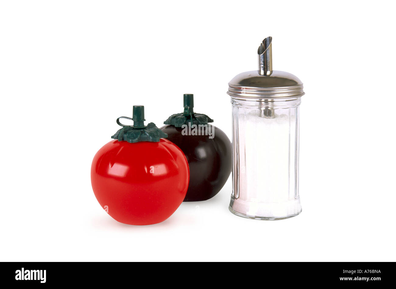 American diner stile salsa squeezy contenitori e zucchero versatore su un puro sfondo bianco. Foto Stock