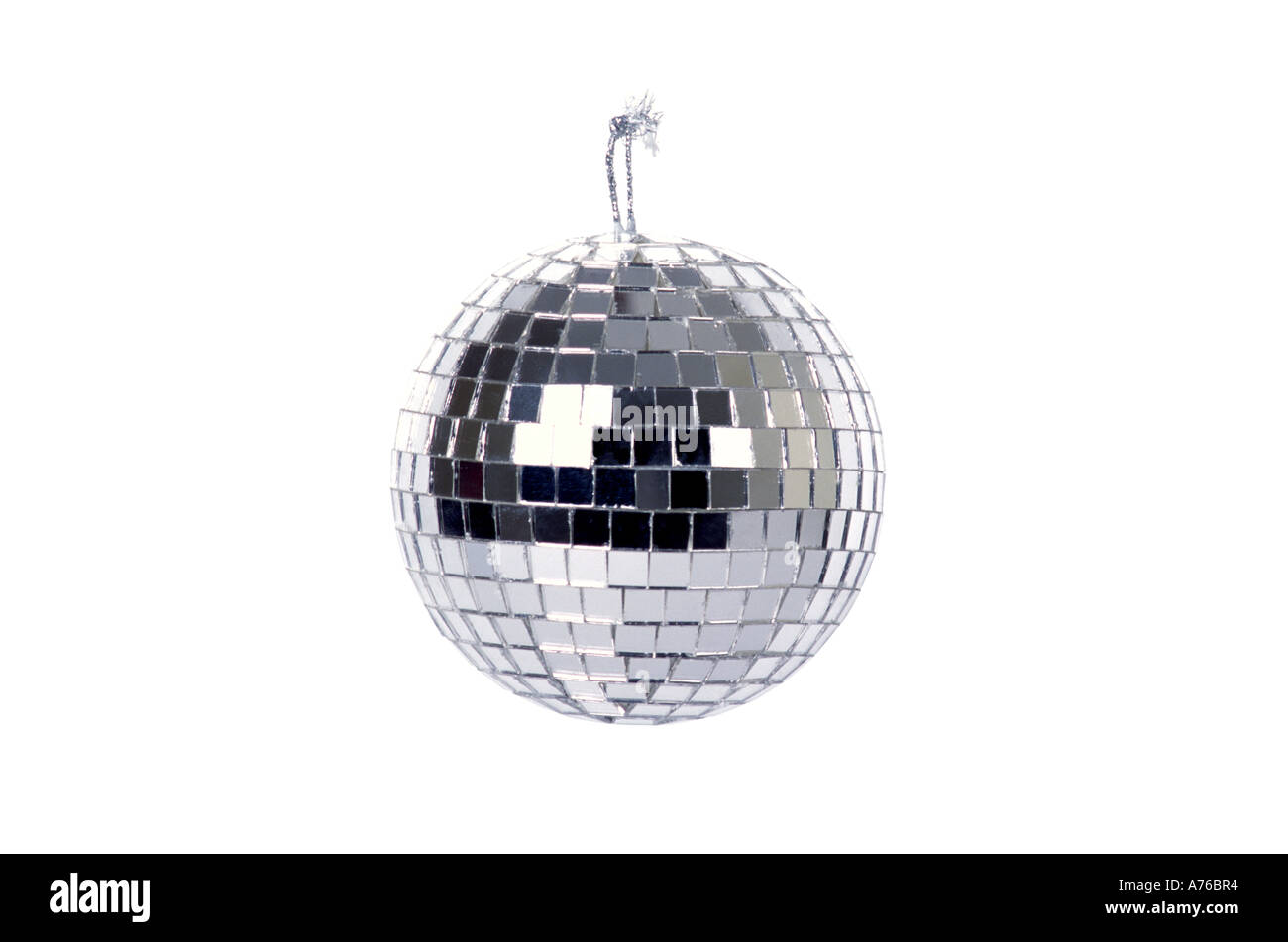 In stile anni settanta con mirroring discoteca glitter sfera su un puro sfondo bianco. Foto Stock