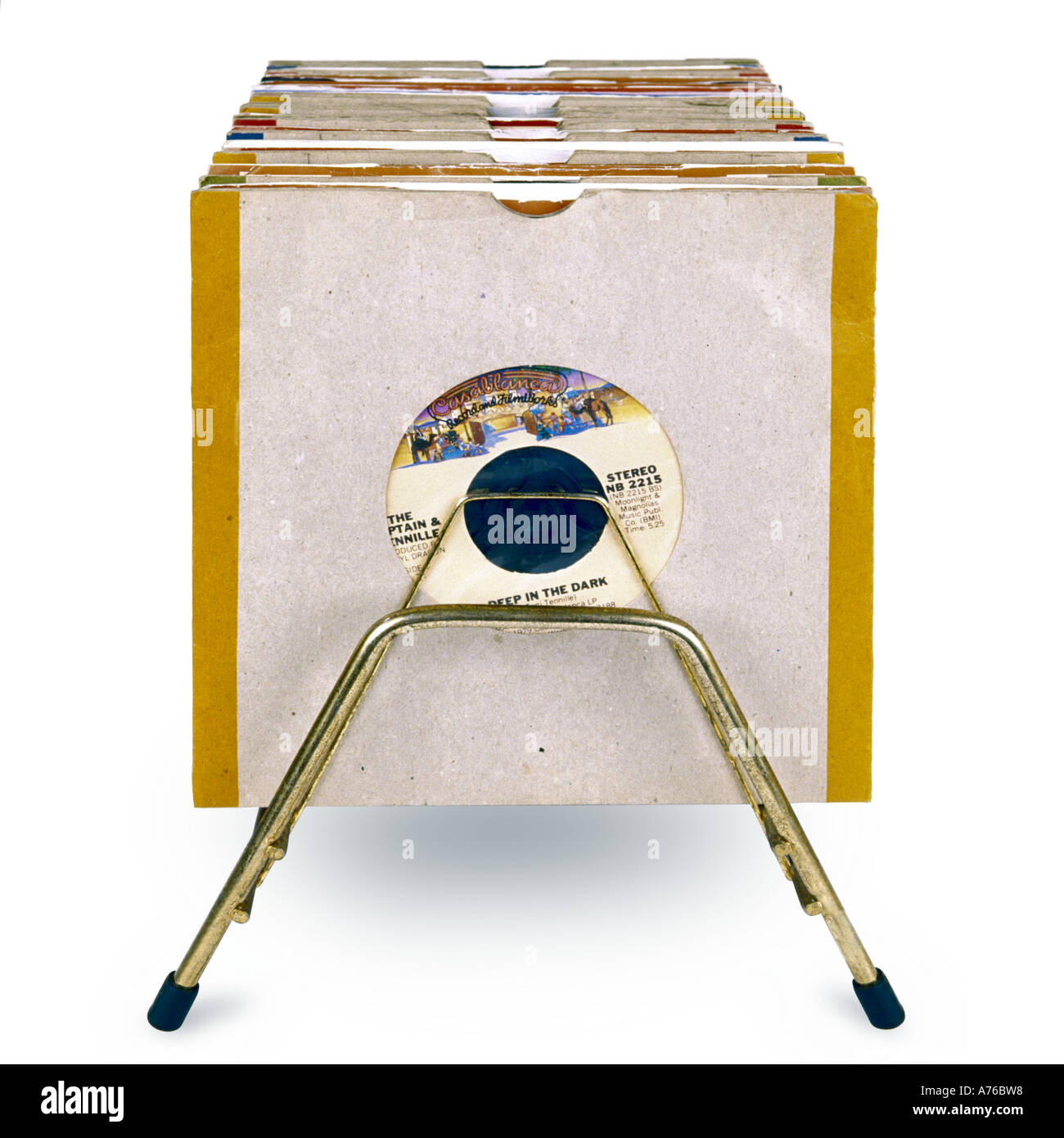 Vecchio vinil 45's record impilati in un kitsch anni settanta titolare su un puro sfondo bianco. Foto Stock Vecchio vinil 45's record impilati in un kitsch anni settanta titolare su un puro sfondo bianco. Foto Stock