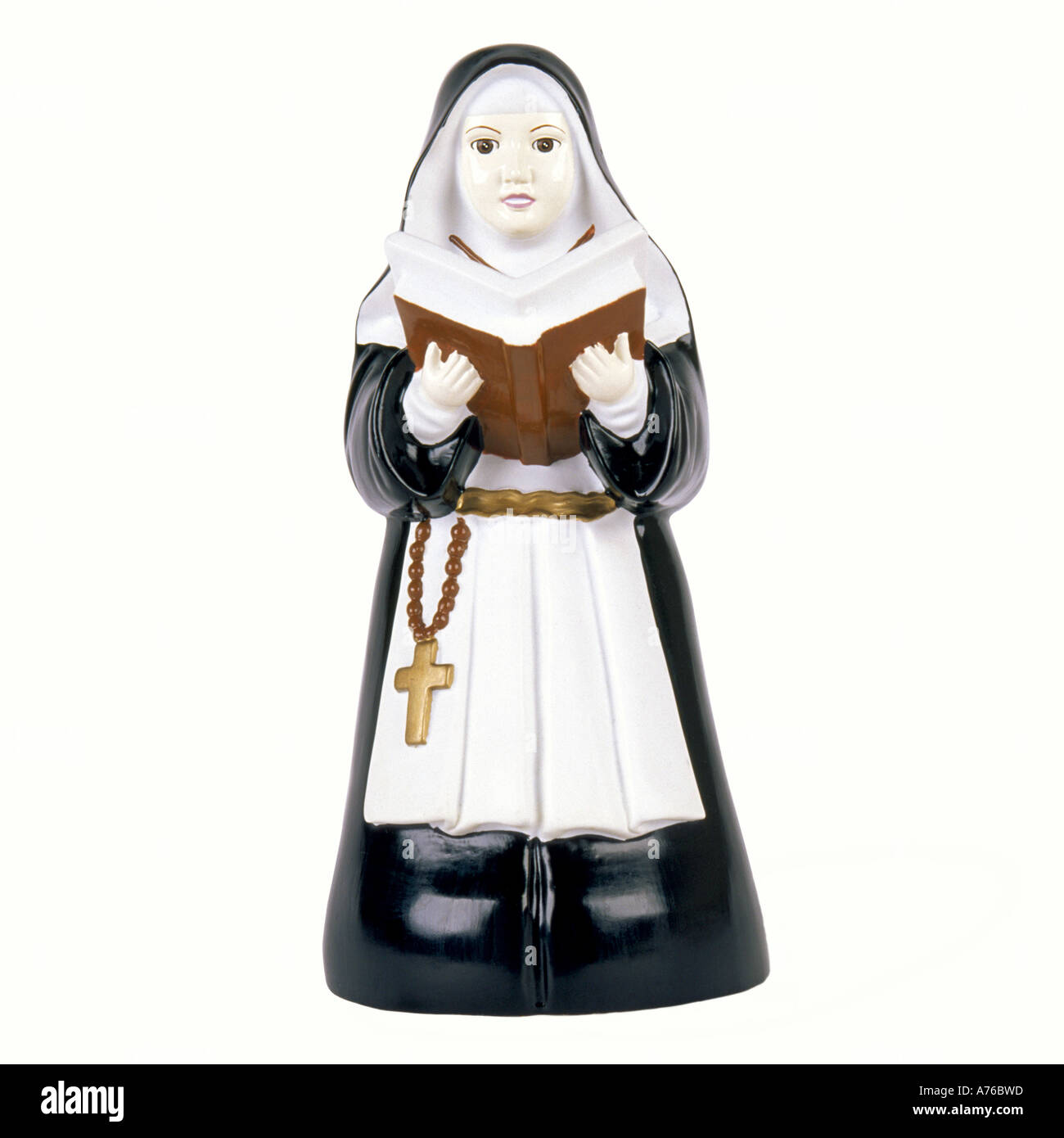 La porcellana nun figurina della lettura della Bibbia su un puro sfondo bianco. Foto Stock