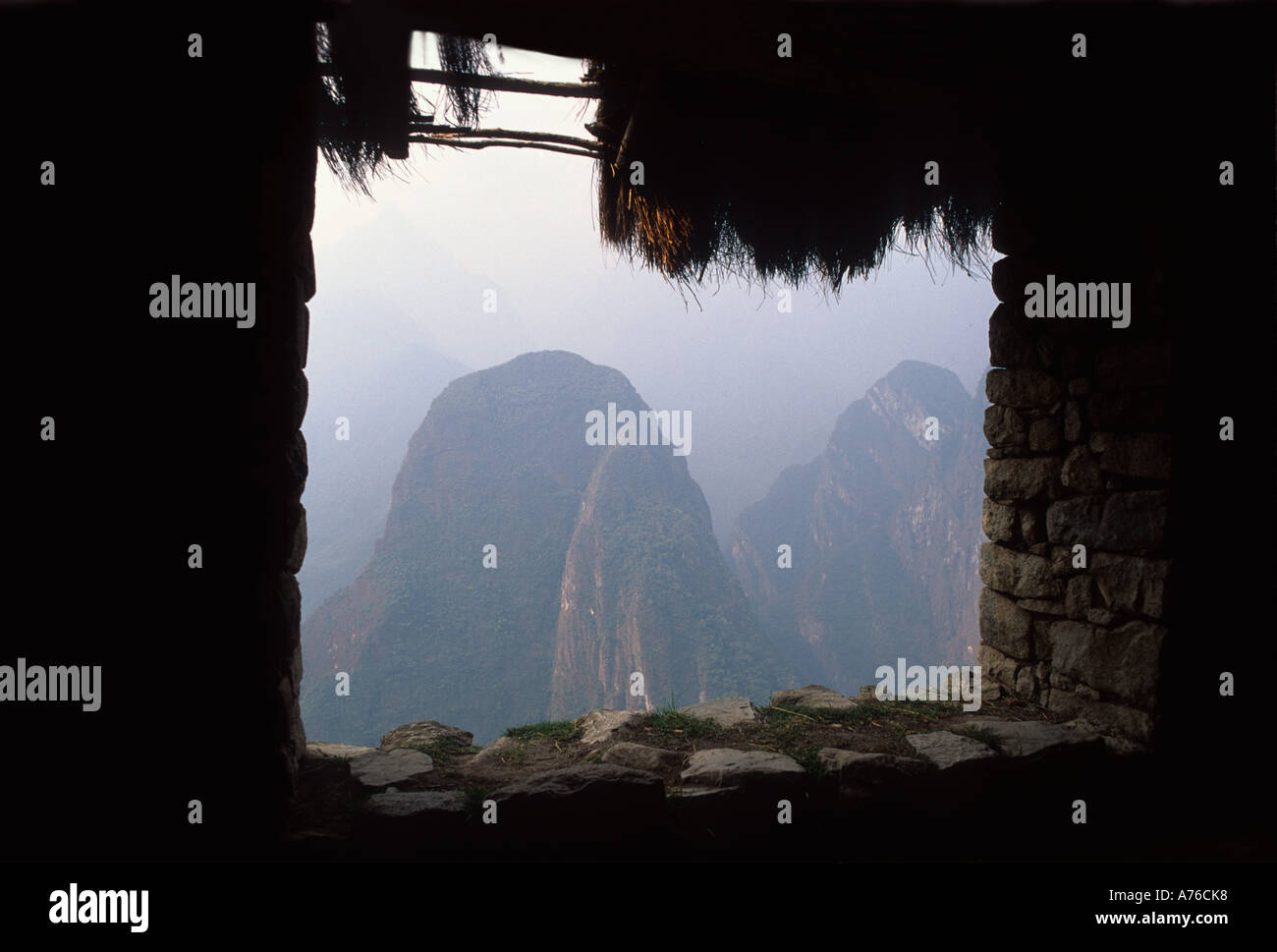 Vista sulla montagna attraverso la finestra muro di pietra il Machu Picchu Foto Stock