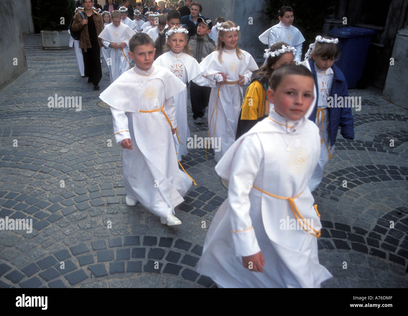 Czestochowa, Polonia: Bambini in abiti di conferma a Jasna Gora Monastero Foto Stock