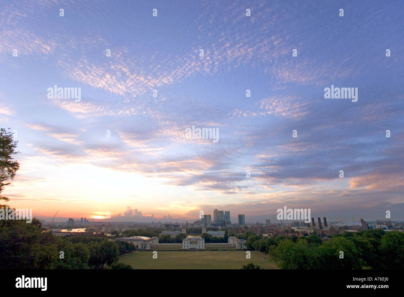 Un ampio angolo di visione al tramonto di Canary Wharf, Marittime Greenwich e il millenium dome - ora chiamato l'arena O2. Foto Stock