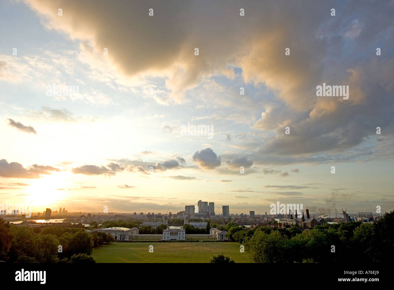 Un ampio angolo di visione al tramonto di Canary Wharf, Marittime Greenwich e il millenium dome - ora chiamato l'arena O2. Foto Stock