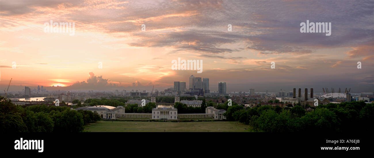 A 2 foto stich vista panoramica al tramonto di Canary Wharf, Marittime Greenwich e il millenium dome - ora chiamato l'arena O2. Foto Stock