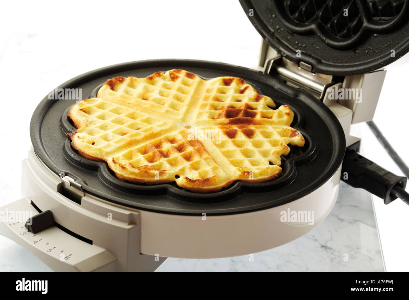 Preparare le cialde in waffle ferro da stiro Foto Stock