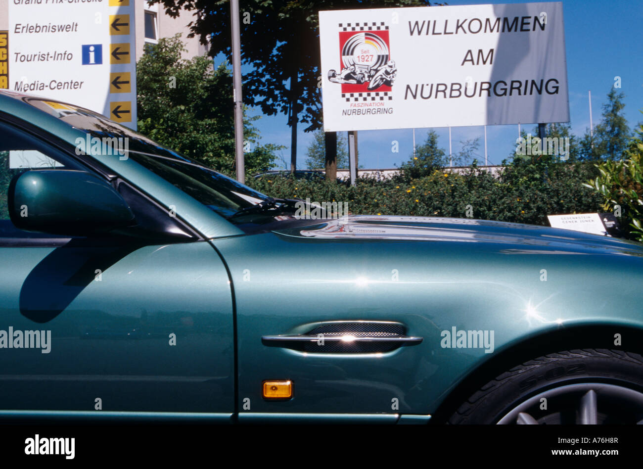 Aston Martin DB7 al di fuori del Nurburgring in Germania che è stato descritto come i mondi più impegnativo circuito di gara Foto Stock