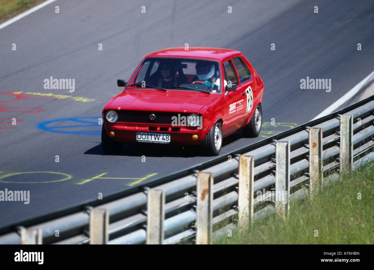 Appassionato di corse auto di guida intorno al Nurburgring in Germania che è stato descritto come i mondi più impegnativo circuito di gara Foto Stock