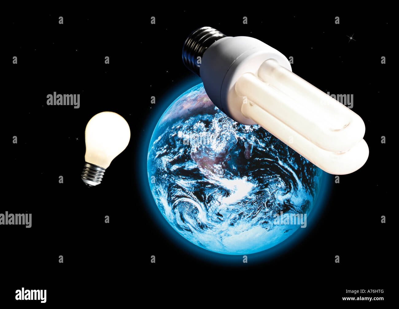 Lampada a risparmio energetico e la lampadina elettrica, immagine della terra nello spazio in background, (composito digitale) Foto Stock Lampada a risparmio energetico e la lampadina elettrica, immagine della terra nello spazio in background, (composito digitale) Foto Stock