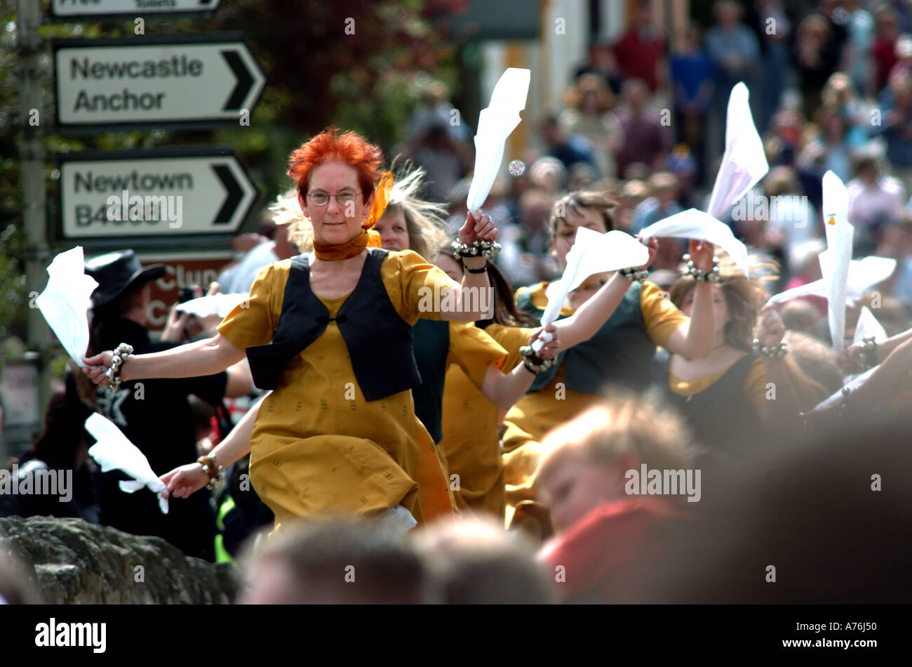 Dancing in the streets al Green Man festival Clun Shropshire Foto Stock