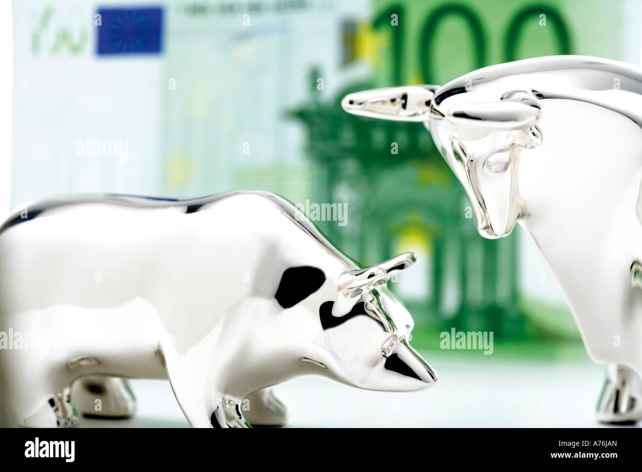 Bull e bear statuetta, di banconote in euro in background, close-up Foto Stock