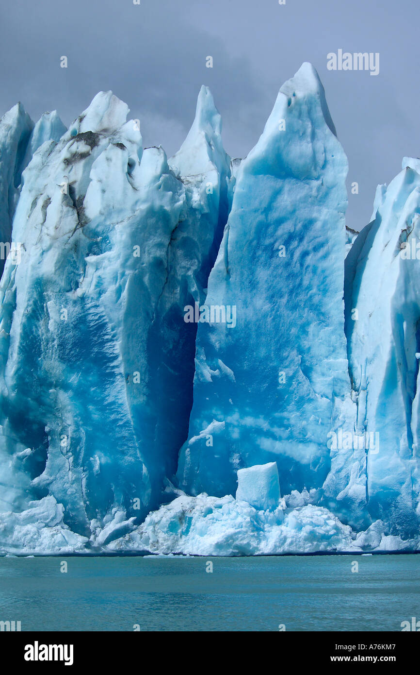 Close up vista frontale del ghiacciaio Viedma con il lago Viedma in primo piano. Foto Stock