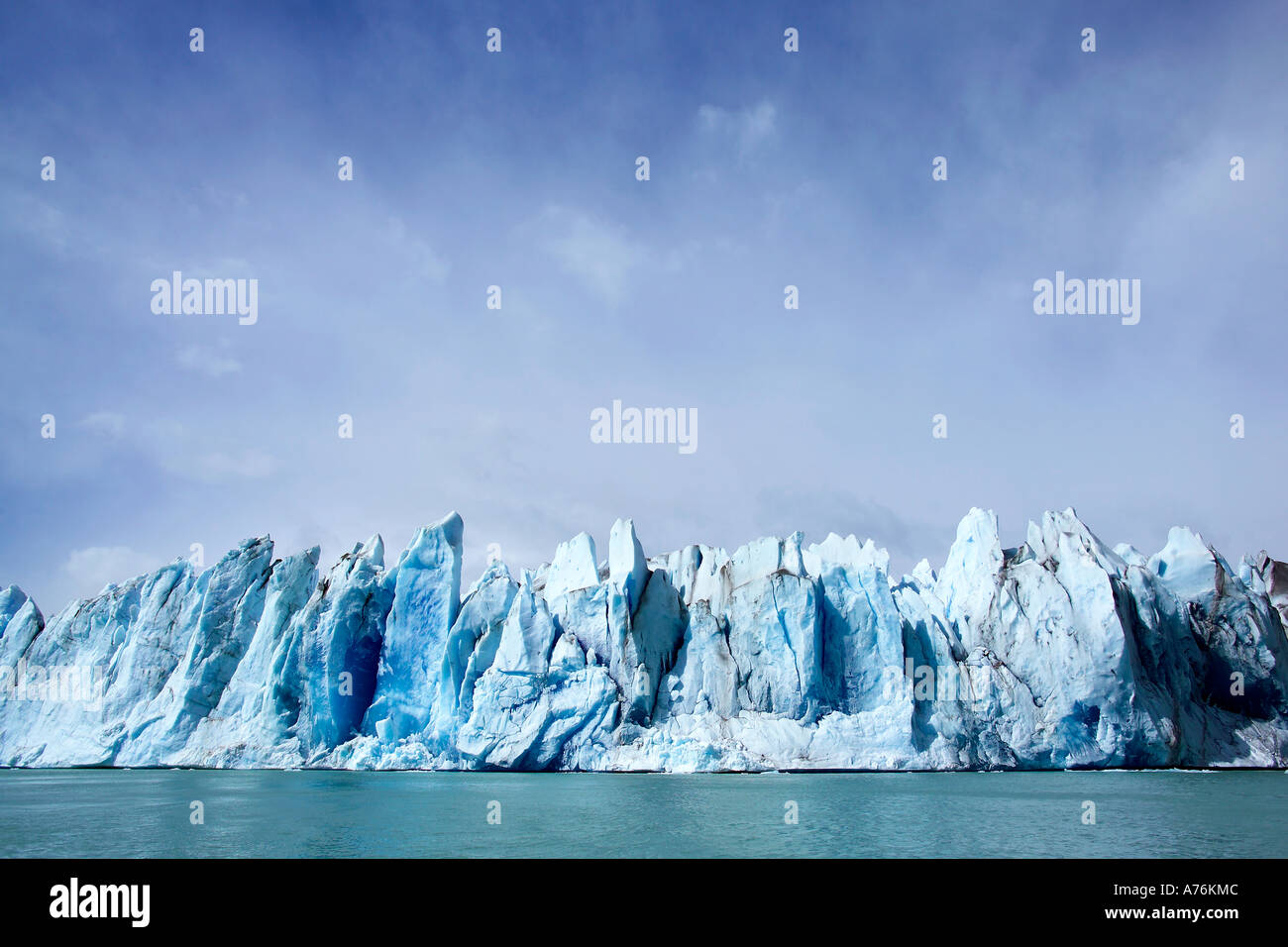 Ampio angolo di vista frontale del ghiacciaio Viedma con il lago Viedma in primo piano. Foto Stock