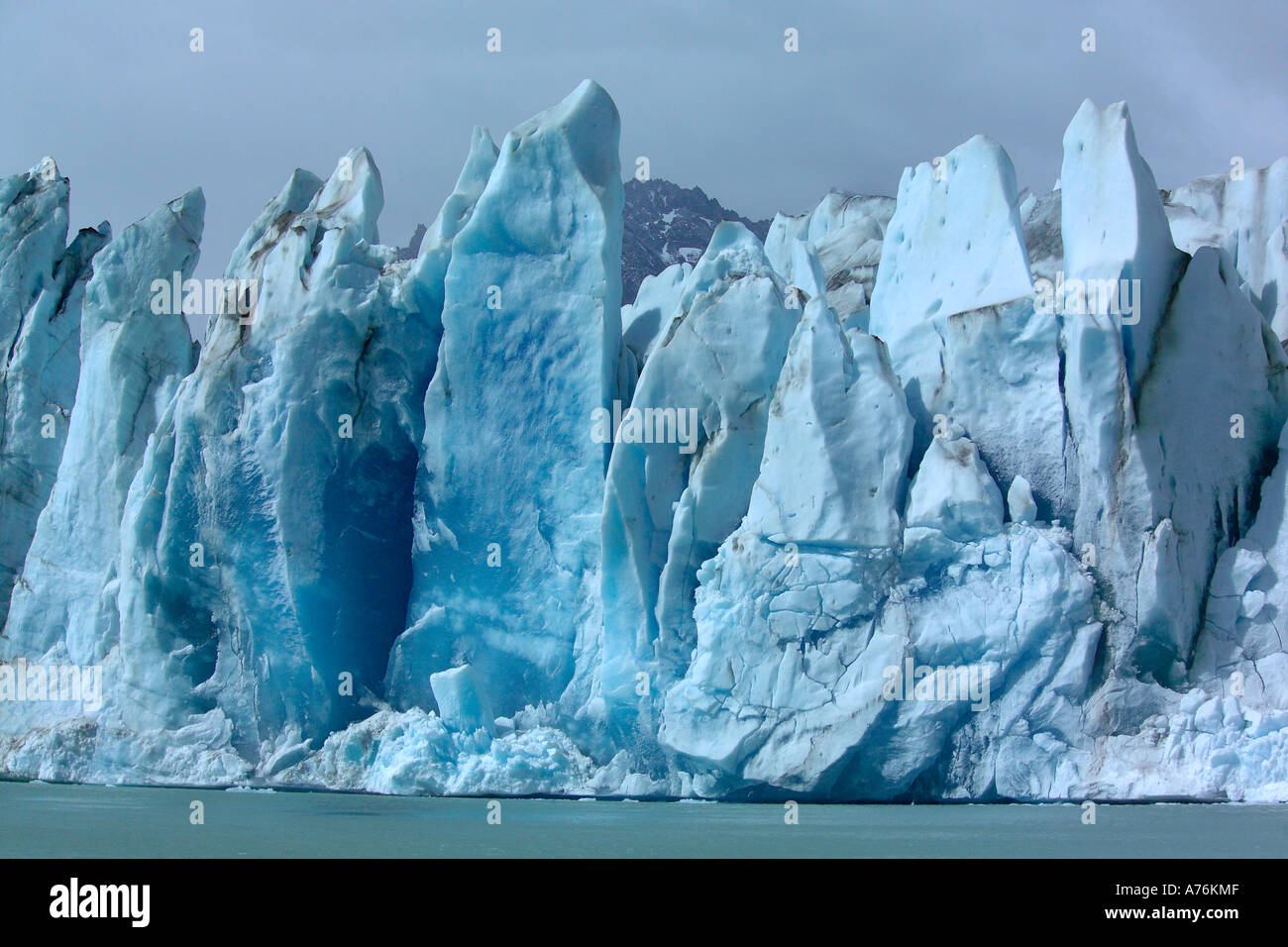 Close up vista frontale del ghiacciaio Viedma con il lago Viedma in primo piano. Foto Stock