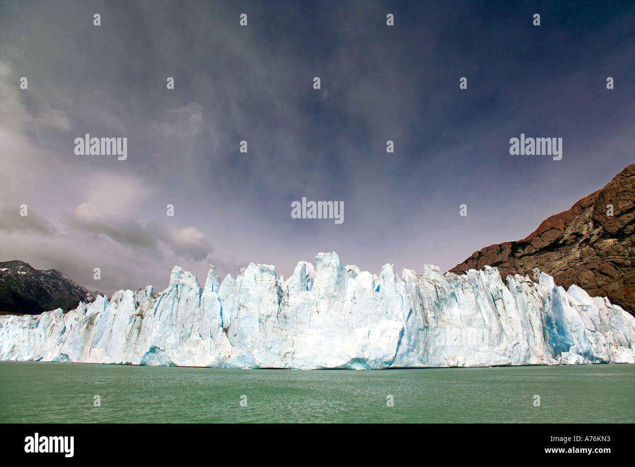 Ampio angolo di vista frontale del ghiacciaio Viedma con il lago Viedma in primo piano. Foto Stock