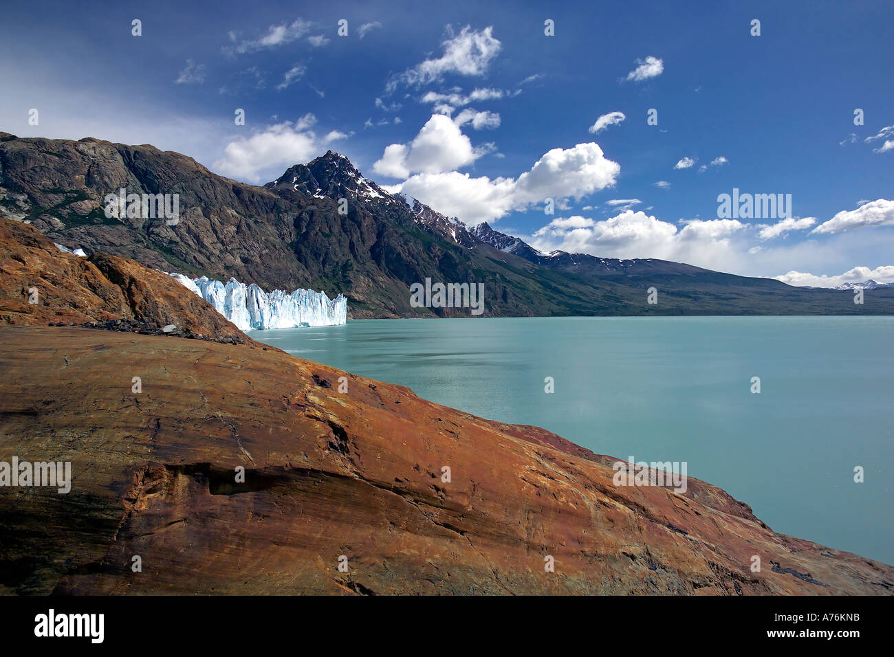 Lato su un ampio angolo di visione del ghiacciaio Viedma come si incontra il lago Viedma. Foto Stock