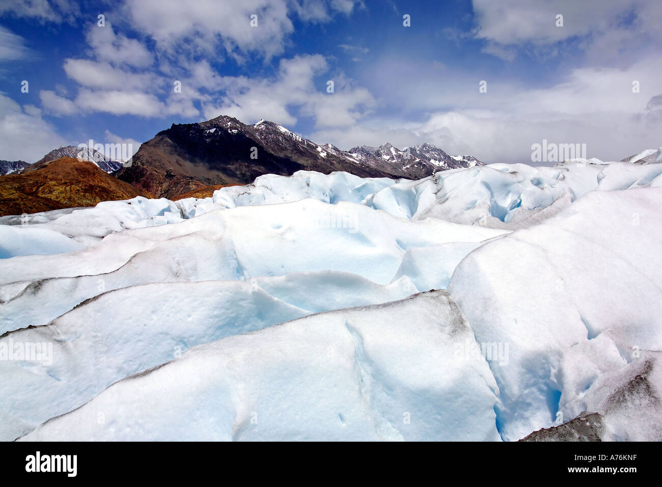 Ampio angolo di visione dell'aspro paesaggio ghiacciate sulla parte superiore del ghiacciaio Viedma contro un cielo blu. Foto Stock