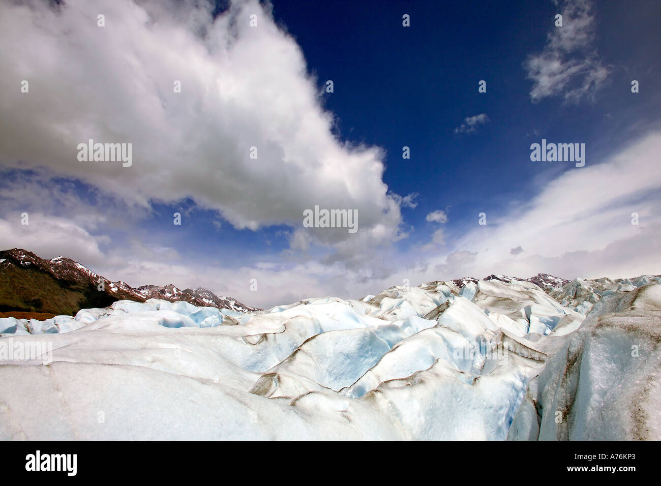 Ampio angolo di visione dell'aspro paesaggio ghiacciate sulla parte superiore del ghiacciaio Viedma contro un cielo blu. Foto Stock