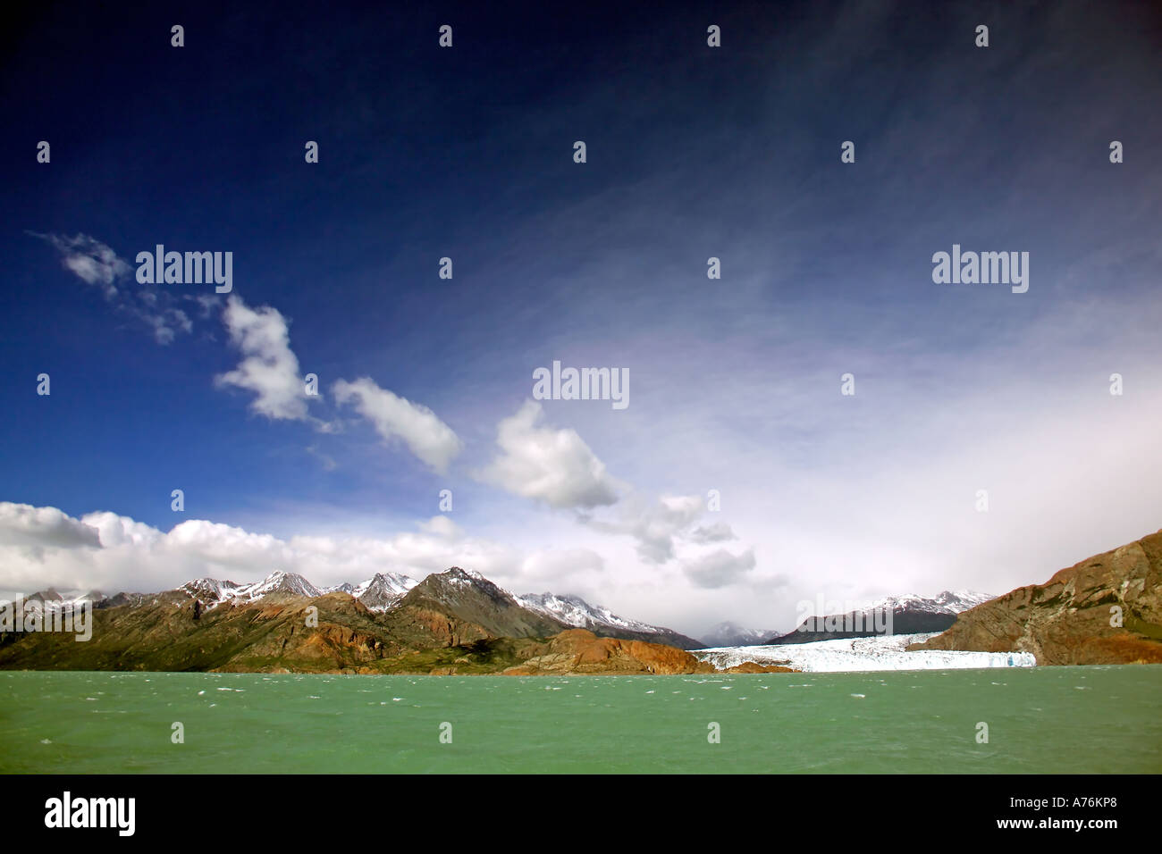 Ampio angolo di vista frontale del lago Viedma e il ghiacciaio dietro. Foto Stock