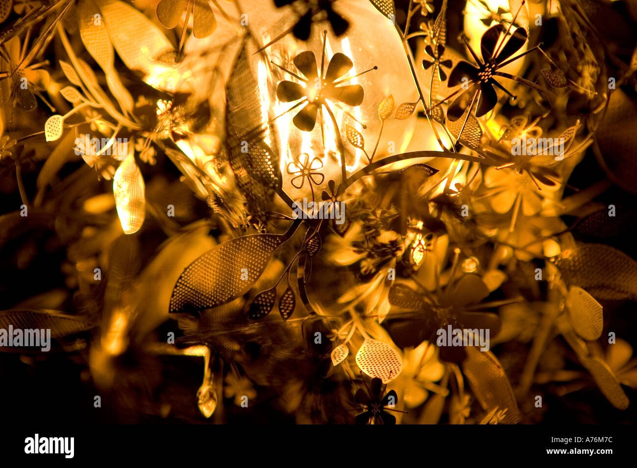 Close up metallo ghirlanda fiorita Decorazione lampada progettata da Tord Boontje su di una lampadina con una lampadina a filamento spiralato Foto Stock