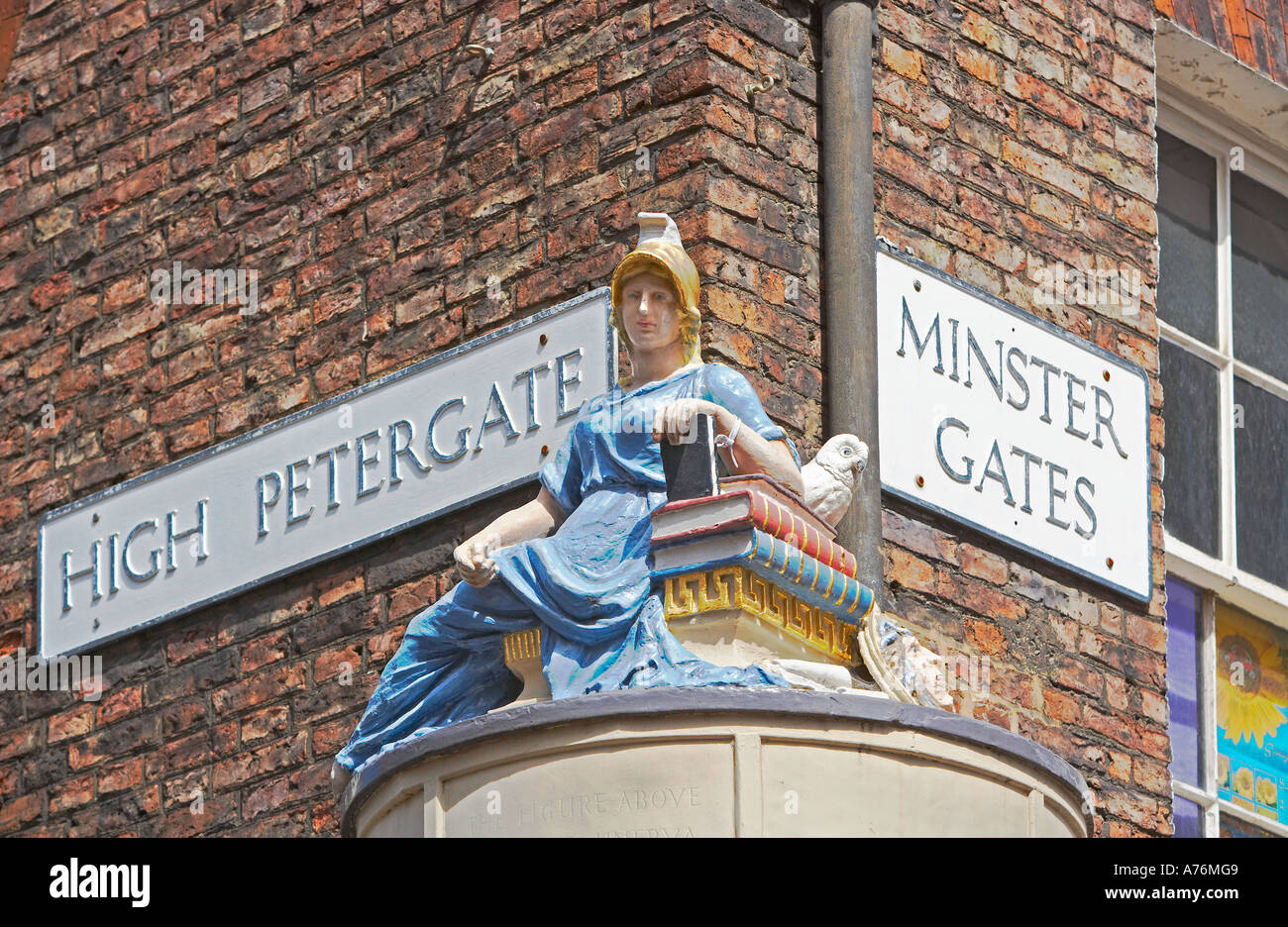 Guardare in alto! Spesso i dettagli persi come questa statua al di sopra della segnaletica stradale Foto Stock