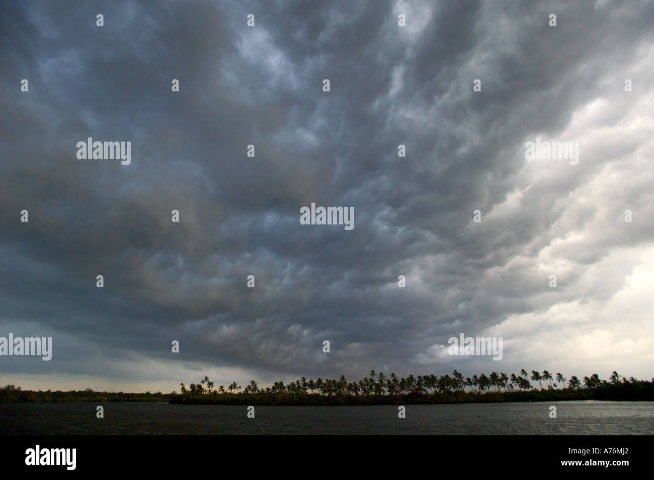 Ampio angolo di visione di nubi in rotolamento sul fiume all'inizio della stagione dei monsoni. Foto Stock