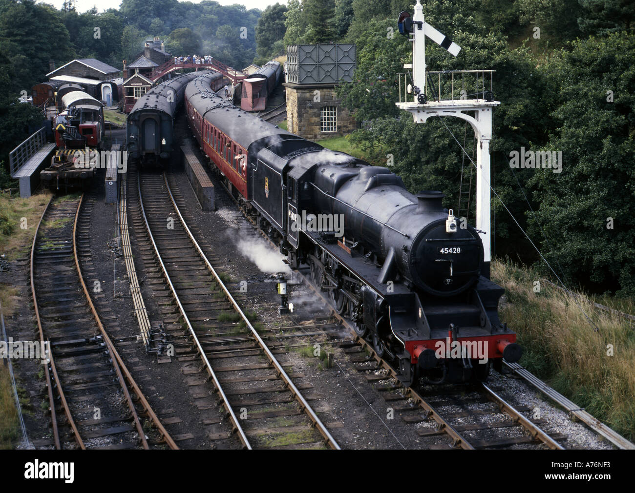 Locomotiva con carrelli nella stazione a Goathland North Yorkshire Moors Inghilterra Foto Stock