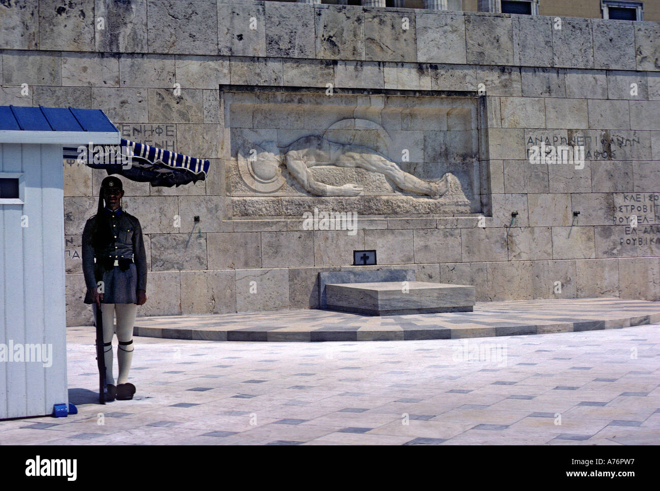 Soldato di guardia la tomba del milite ignoto Piazza Syntagma ad Atene in Grecia Foto Stock