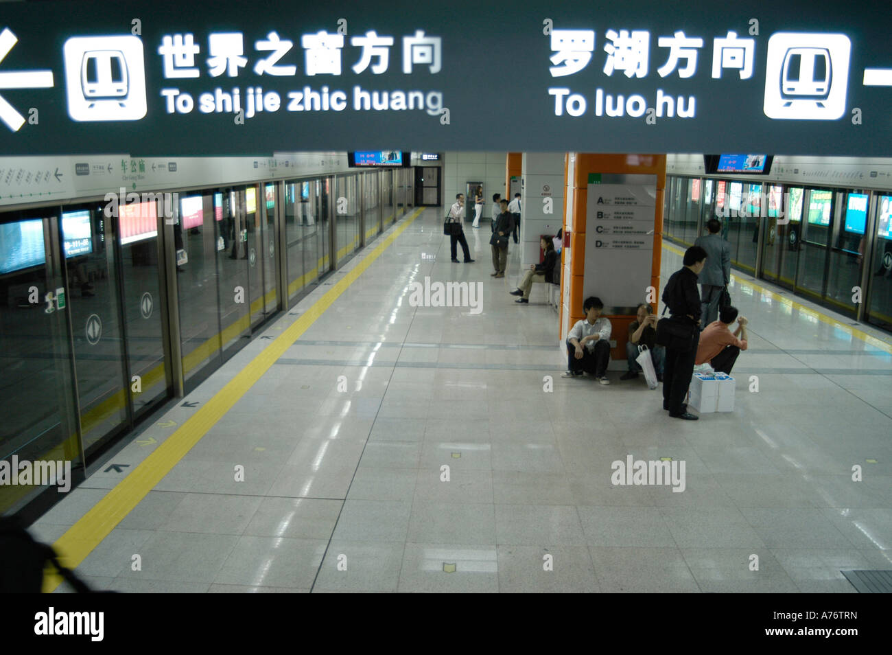 In una stazione della metropolitana, Ghuangzhou, Cina Foto Stock