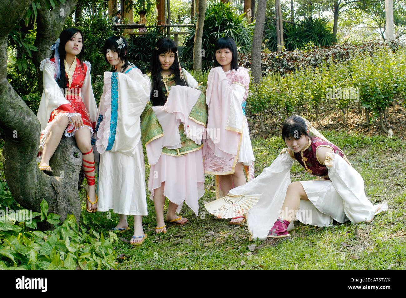 Studenti di sesso femminile in abbigliamento tradizionale, Cina Foto Stock